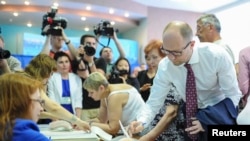 Исполняющий обязанности премьер-министра Украины Арсений Яценюк на избирательном участке. Киев, 25 мая 2014 года.