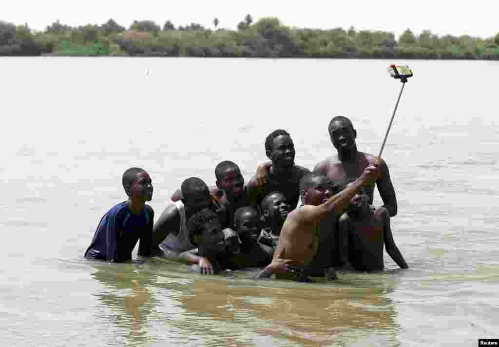 Sudanlı gənclər isti havada istirahət edirlər. Selfie də öz yerində...