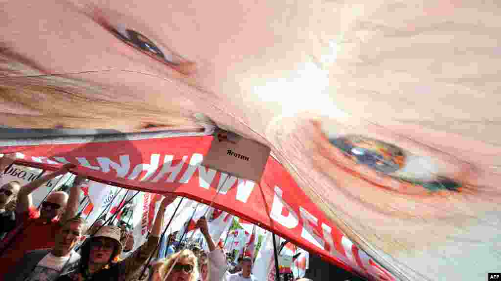 Supporters of Tymoshenko carry a huge poster of her during the Kyiv rally on April 27. (AFP/Sergei Supinsky)