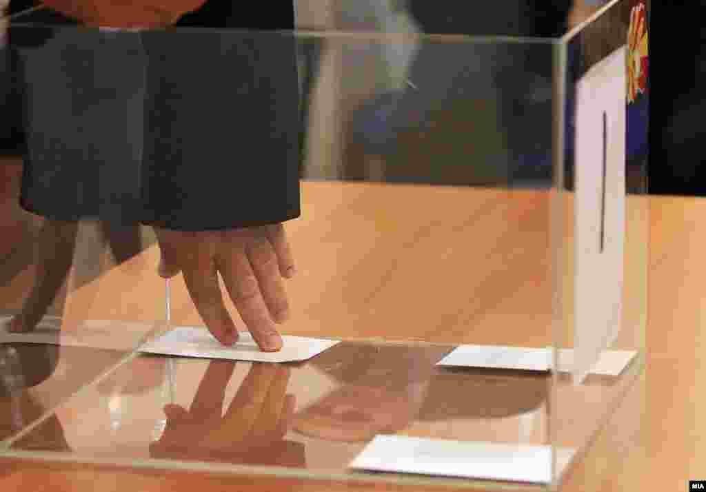 МАКЕДОНИЈА - Во моментов ДИК не работи, предвремени избори се можни, можен е и референдум. Најопасната работа е што ДИК не е формирана, а се најавува референдум. Се поставува прашањето кој го прочистува списокот кој е клучен елемент за референдумот. Така што најголемиот проблем го гледам тука, изјави поранешниот член и претседател на ДИК Александар Новаковски.