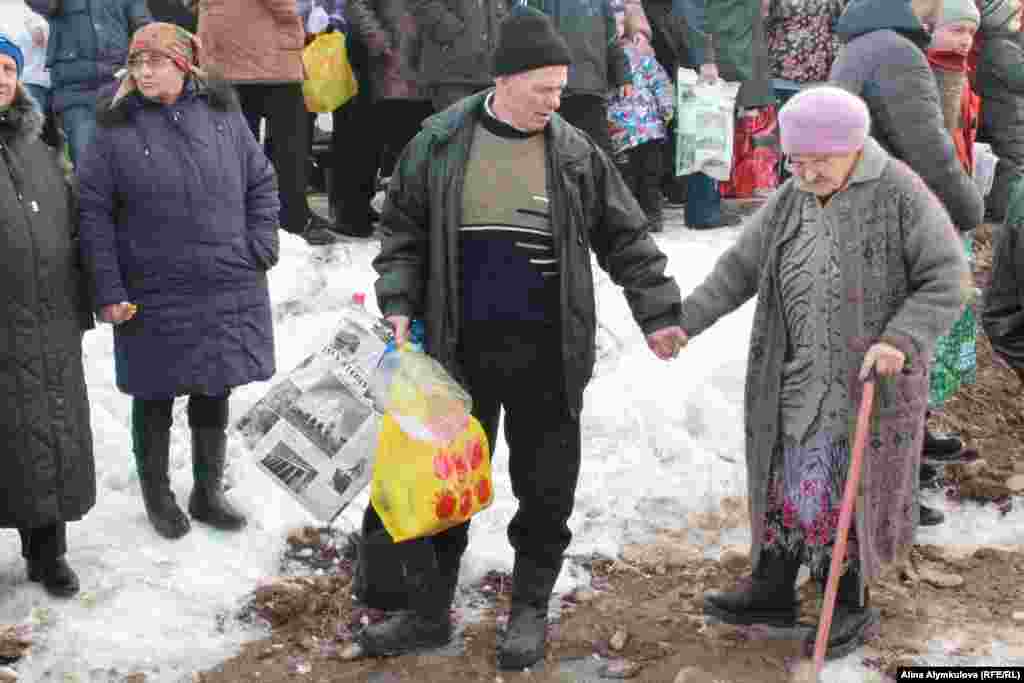 Ага карылар да, жаштар да...