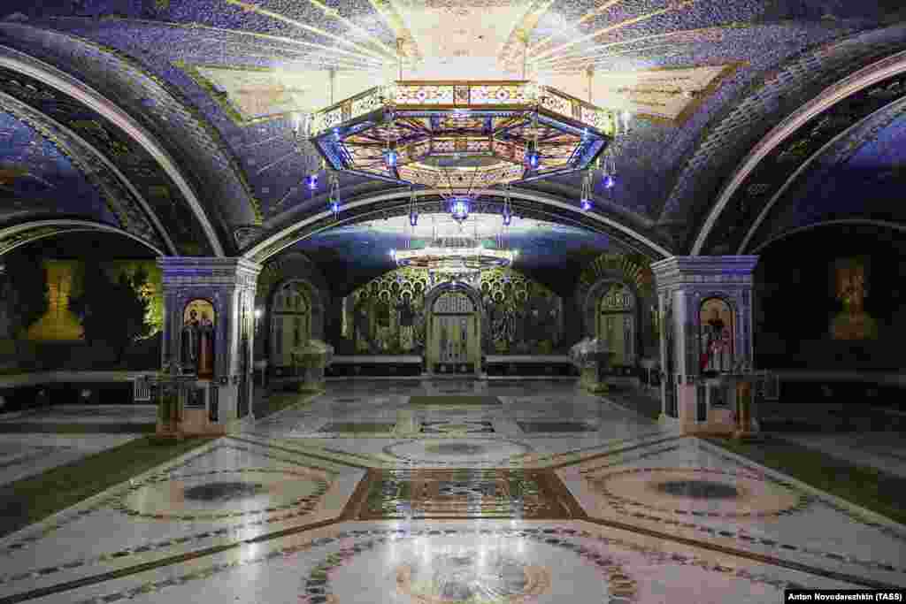 Поглед на внатрешноста на црквата која потсетува на некои од московските метро станици во ерата на Сталин.