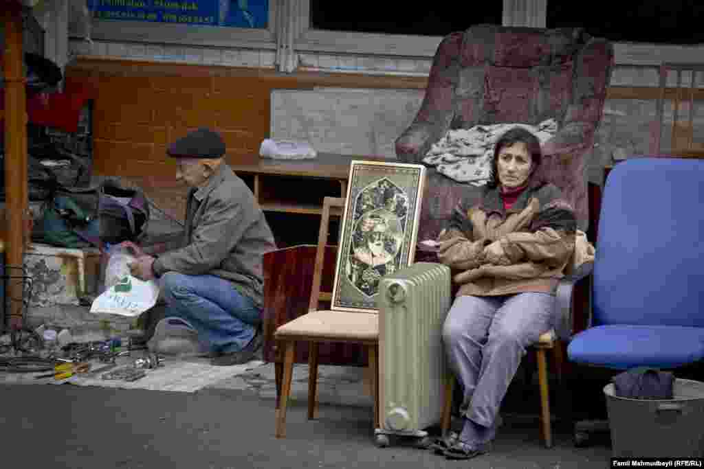 Bu bazarı fərqli edən odur ki, burada kimi ucuz qiymətə nəsə satır, kimi də 2-3-cü əl deyilən geyimləri satışa çıxarır.