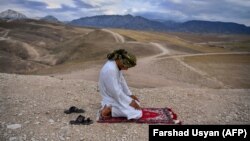 Мусульманин молиться в час священного місяця Рамадан на околиці міста Мазарі-Шариф у Афганістані, 16 травня 2020 року
