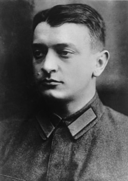 Михаил Тухачевский, командующий Западным фронтом Красной армии, потерпевшей поражение под Варшавой