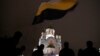 Процессия с императорским флагом в Екатеринбурге, у храма-памятника На крови во имя Всех святых, в земле Российской просиявших