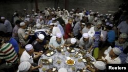 مراسم افطار در مسجدی در نیوجینگ در چین، اولین روز ماه رمضان