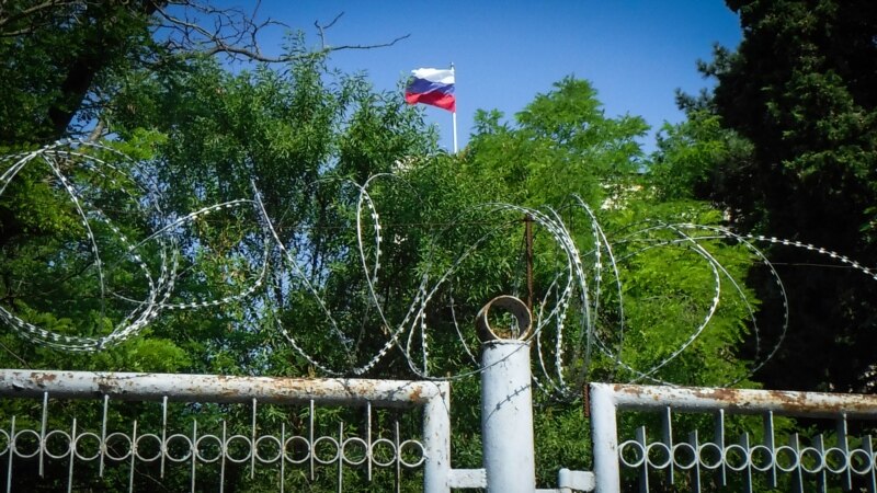 Активистов арестовали на 15 суток за триколор с надписью