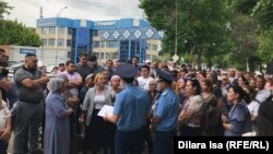 Протест несогласных с решением по делу об убийстве 24-летнего Хусана Турдиева. Шымкент, 21 мая 2019 года.