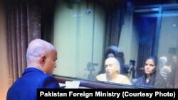 پاکستان: د جاسوسۍ په تور نیول شوی هندی وګړی کلبوشن یادو له خپلې مور او مېرمنې سره ویني. ۲۵ ډیسېمبر ۲۰۱۷ 