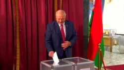 Президент Білорусі Олександр Лукашенко на виборчій дільниці, 17 листопада 2019 року