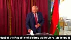 Александр Лукашенко голосует на выборах в Беларуси. Минск, 17 ноября 2019 года