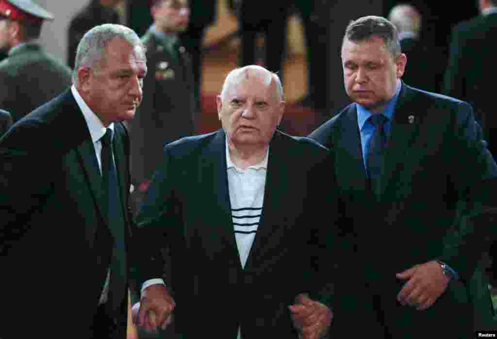 Former Soviet leader Mikhail Gorbachev (center) attends a memorial service before the funeral of former Russian Prime Minister Yevgeny Primakov in Moscow on June 29. (Reuters/Sergei Karpukhin)