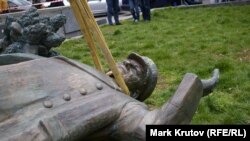 Statuia din Praga a mareșalului sovietiv Ivan Konev a fost culcată la pământ pe 3 aprilie 2020