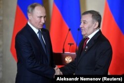 Владимир Путин награждает Аркадия Ротенберга медалью "Герой труда" за строительство моста в Крым, 18 марта 2020 года