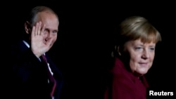 Germany -- Berlin - German Chancellor Angela Merkel welcomes Russian President Vladimir Putin 