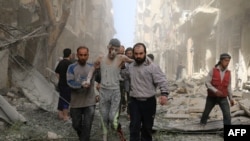 Последствия воздушного удара в северном пригороде Алеппо 26 апреля 2016 года