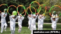 Köpçülikleýin çärelerine gatnaşýan ak eşikil çagalar