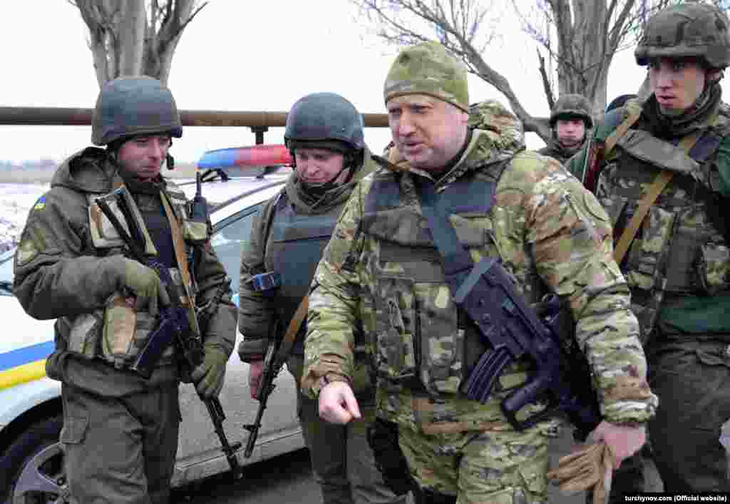 Секретар РНБО України Олександр Турчинов у вівторок перебував у зоні АТО для координації наступом Національної гвардії під Маріуполем. 10 лютого 2015 року