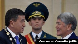 Архивдик сүрөт. Алмазбек Атамбаев Сооронбай Жээнбековго президенттикти расмий өткөрүп берип жаткан учур. 
