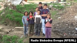 Ромски деца во населбата Тризла во Прилеп. 