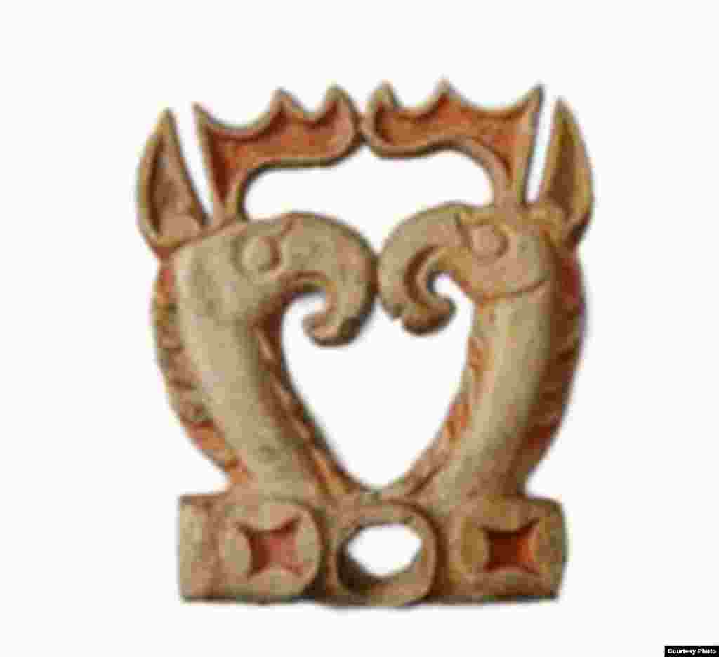 A plaque of facing elk-griffin heads, late 4th–early 3rd century B.C. (A. Kh. Margulan Institute of Archaeology, Almaty)