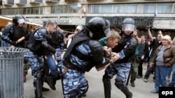 Задержание участника акции протеста сотрудниками ОМОНа. Москва. 12 июня 2017 года
