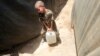 طفل يكافح في نقل حاوية ماء بوزنه لعائلته التي فرّت من الرمادي