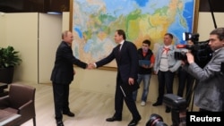 Президент России Владимир Путин и губернатор Красноярского края Лев Кузнецов