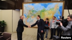 Лев Кузнецов пожимает руку Владимиру Путину