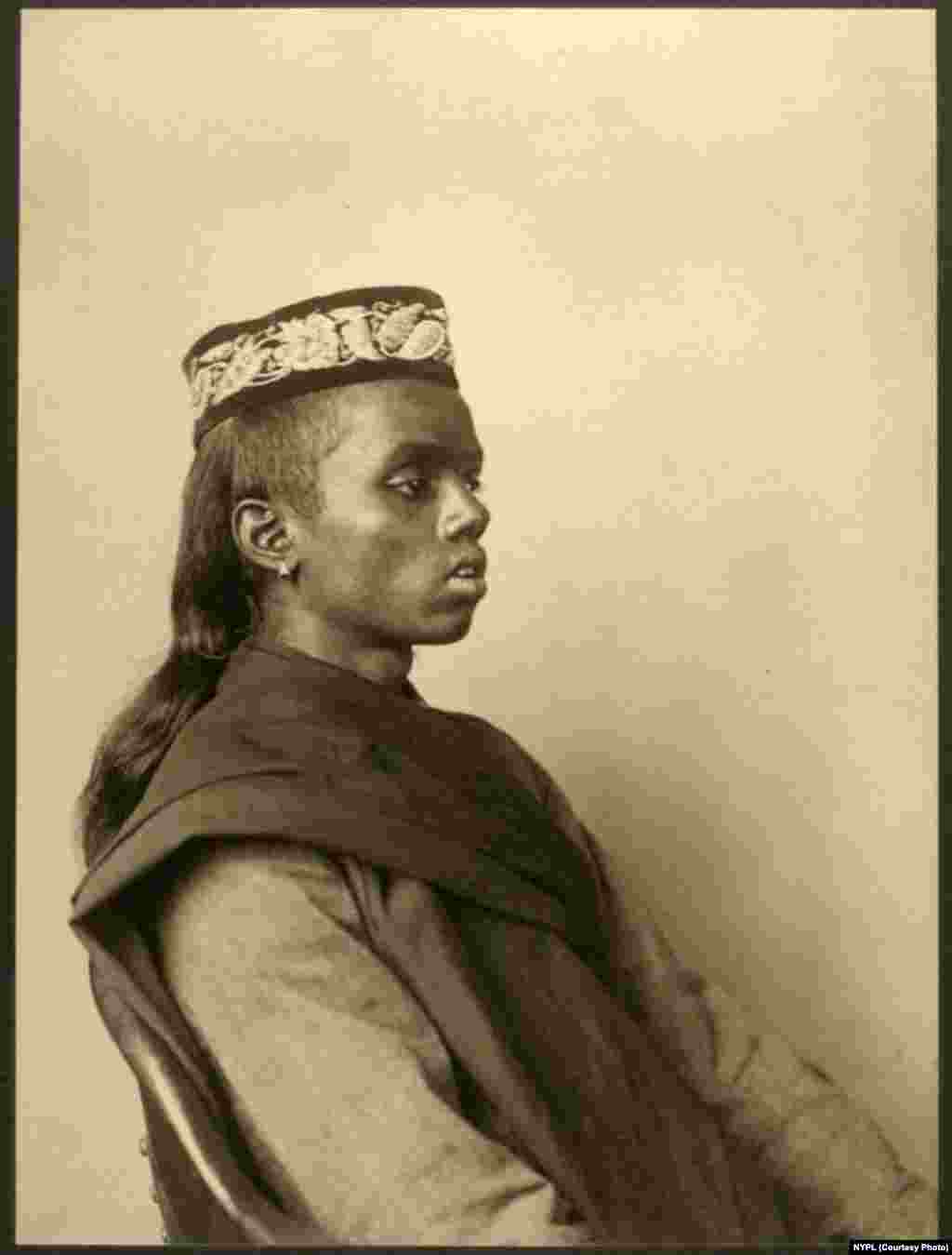 Această fotografie datată 4 aprilie 1911, are descrierea &bdquo;Băiat hindus&rdquo;, dar nu ni se spune de un e vine el.