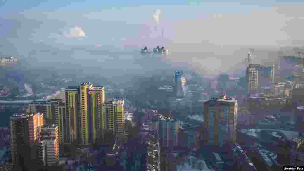 За даними Укргідрометцентру, на території більшості областей країни, у тому числі і в Києві, очікується туман, видимість 200-500 метрів