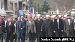 Nemi mimohod do spomen-obeležja u Šarampovu, među učesnicima i Muamer Zukorlić, muftija Islamske zajednice u Srbiji, 27. februar 2016.