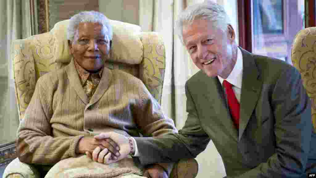 Južna Afrika - Bivši američki predsjednik Bill Clinton posjetio je Nelsona Mandelu na njegov 94. rođendan, 17. juli 2012.