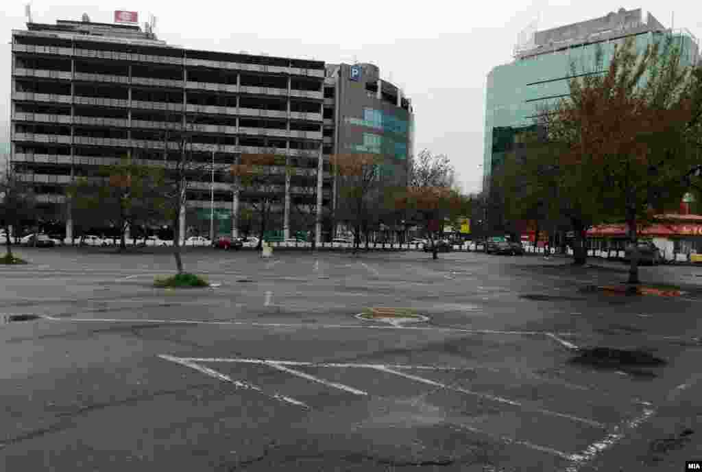Празен и најголемиот паркинг во градот