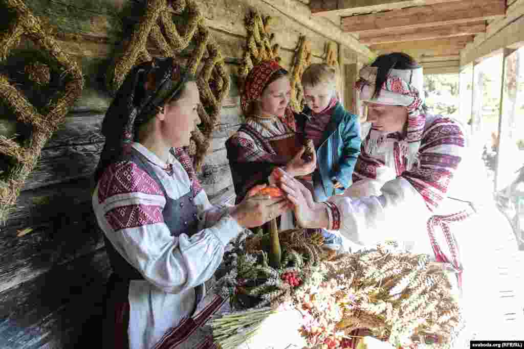 Гулянье в Вязынке провели согласно традициям. Здесь не было современных забав вроде батутов и популярных сегодняшних угощений. Вместо них - национальные игры и обрядовые блюда.