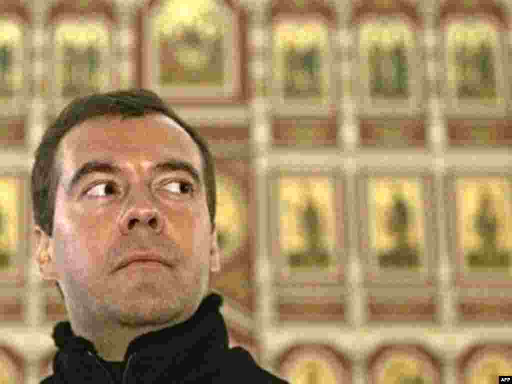 Медведев 23 яшендә Рус Православ Чиркәвендә чукындырыла. Моны ул тормыш юлын үзгәрткән вакыйга буларак искә ала. Рус Православ Чиркәве һәм Чиркәү башлыгы патриарх Алексий II аңа ныклы яклау күрсәтеп килә.