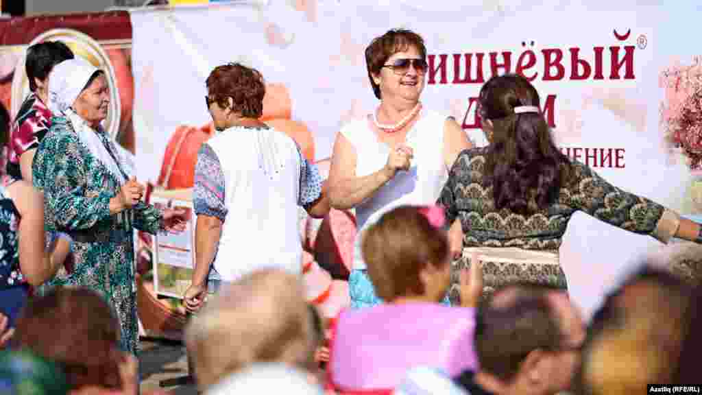 Тамашачылар җырчыларга кушылып татарча бии