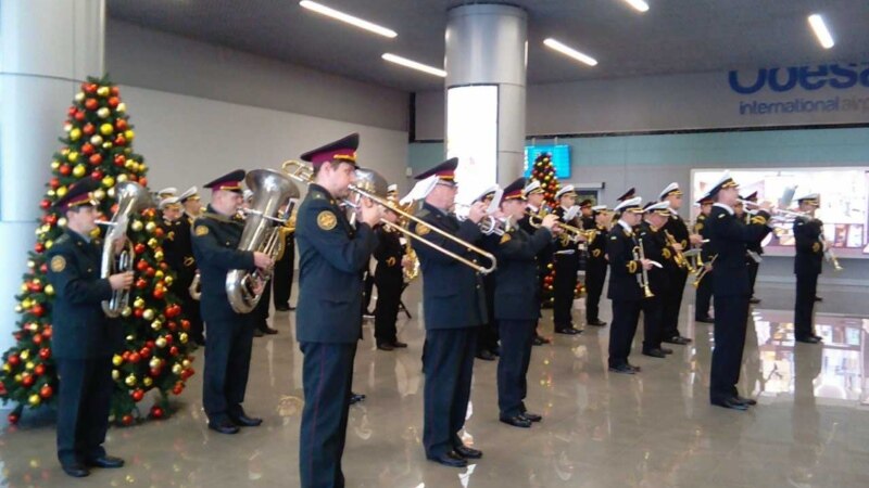 В аэропорту Одессы военные музыканты сыграли в честь «киборгов»