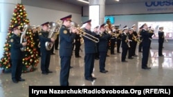 Виступ військових музикантів в аеропорту Одеси, 21 січня 2018 року
