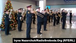 Виступ військових музикантів в аеропорту Одеси, 21 січня 2018 року