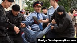 Полиция наразылардың бірін ұстап әкетіп барады. Алматы, 9 маусым 2019 жыл.