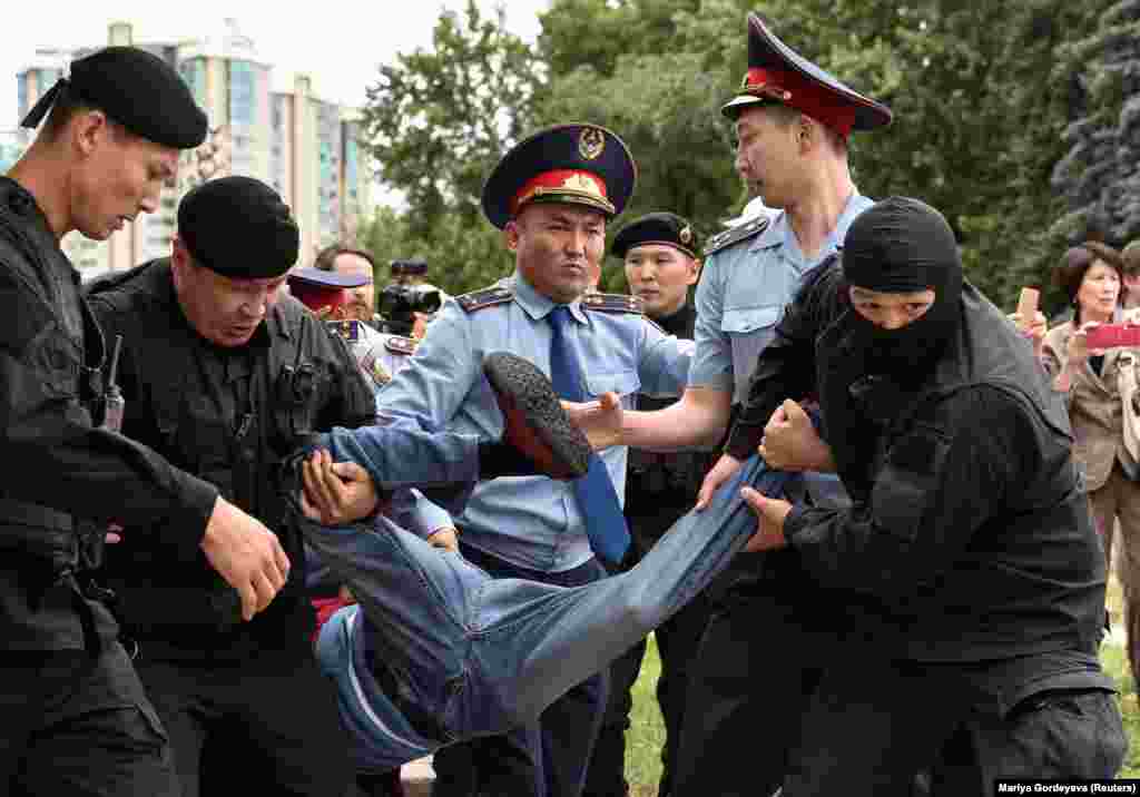 Алматыдағы &quot;Астана&quot; алаңында сайлауға қарсы шыққан екі жүзден астам адам жиналып, &quot;бойкот&quot;, &quot;масқара&quot; деп айғайлады. Оларды полиция жаппай ұстай бастады. Алматы, 9 маусым 2019 жыл.&nbsp;