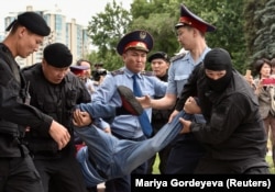Задержание на площади в центре Алматы - на месте анонсированного движением ДВК митинга. 9 июня 2019 года.
