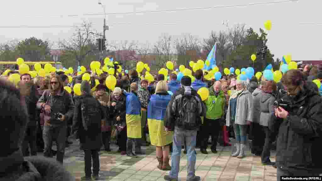 9 марта 2014 года у памятника Тарасу Шевченко в Симферополе собралось порядка тысячи человек