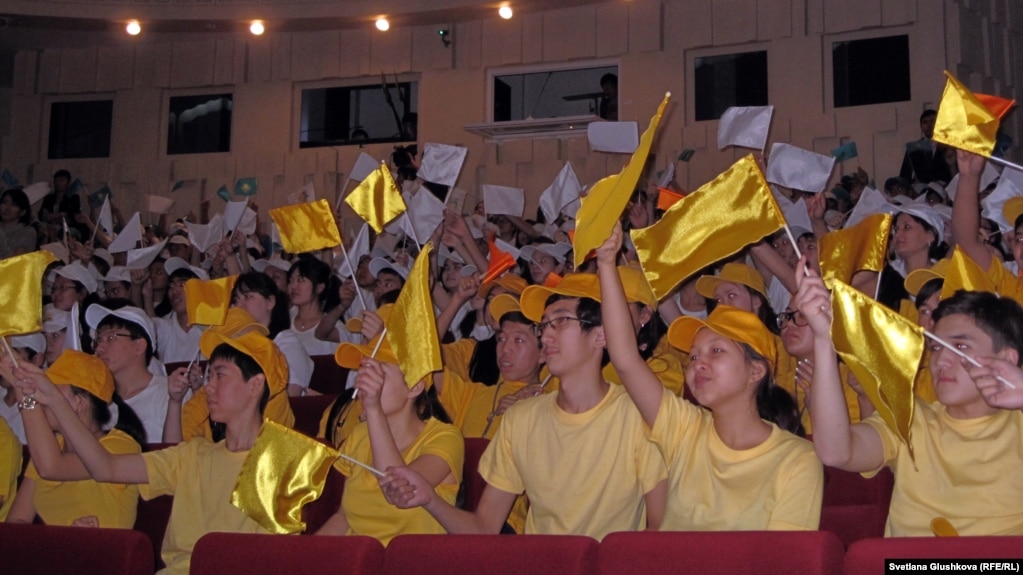 Зрители конкурса среди лидеров - учащихся столичных школ, приуроченного ко Дню Первого Президента. Астана, 20 ноября 2012 года.