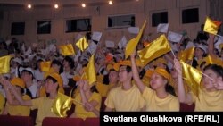 Зрители конкурса среди лидеров – учащихся столичных школ, приуроченного ко Дню Первого Президента. Астана, 20 ноября 2012 года.
