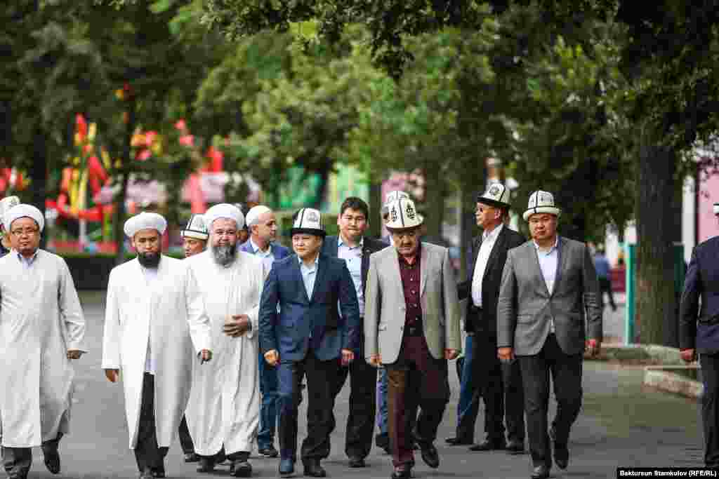 Намазга парламент спикери, Бишкек мэри баштаган бийлик өкүлдөрү катышты.