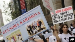 Nýu-Ýorkuň “Kipriani” merkeziniň öňünde protestçiler Gülnara Karimowanyň moda sergisiniň geçirilmegine protest bildirýärler. Nýu-Ýork. 15-nji sentýabr, 2011.