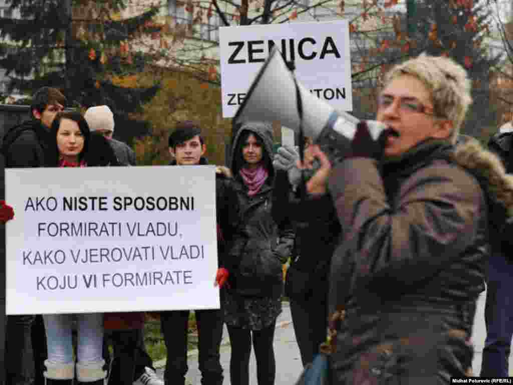 Mirni protest žena ispred zgrade Parlamenta BiH zbog neformiran​ja državne vlasti i ignorisanj​a Zakona o ravnopravn​osti spolova, Sarajevo, 24.11.2011.